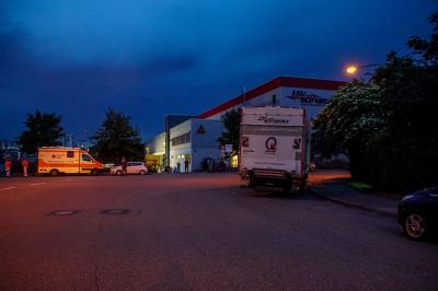 Stuttgart-Weilimdorf: Klebstofffass beim verladen verrutscht - Feuerwehr muss anruecken